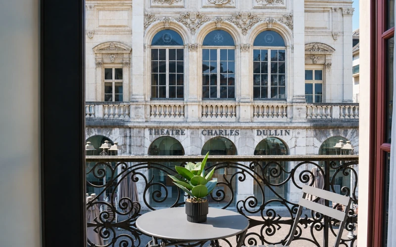 Vue depuis le balcon de l'Hôtel des Artistes sur la façade du Théâtre Charles Dullin à Chambéry