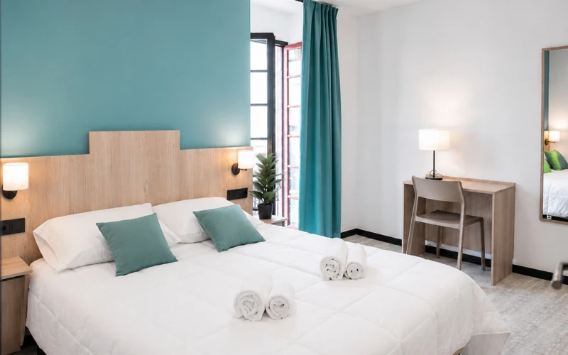 Loge Duo de l'Hôtel des Artistes à Chambéry avec lit double et bureau