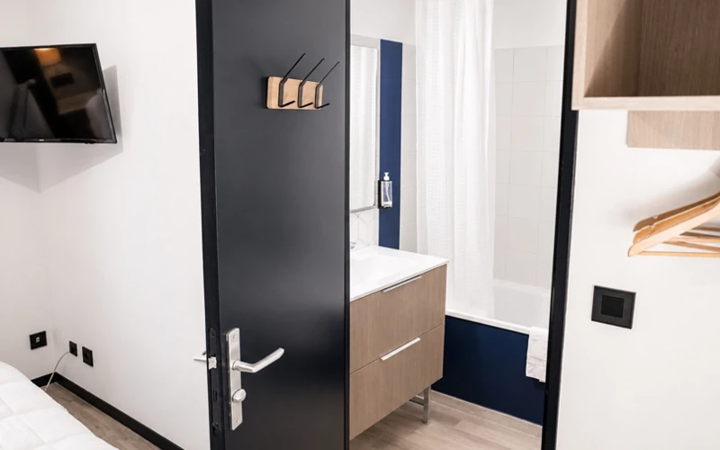 Chambre solo avec salle de bain privative à l’Hôtel des Artistes à Chambéry