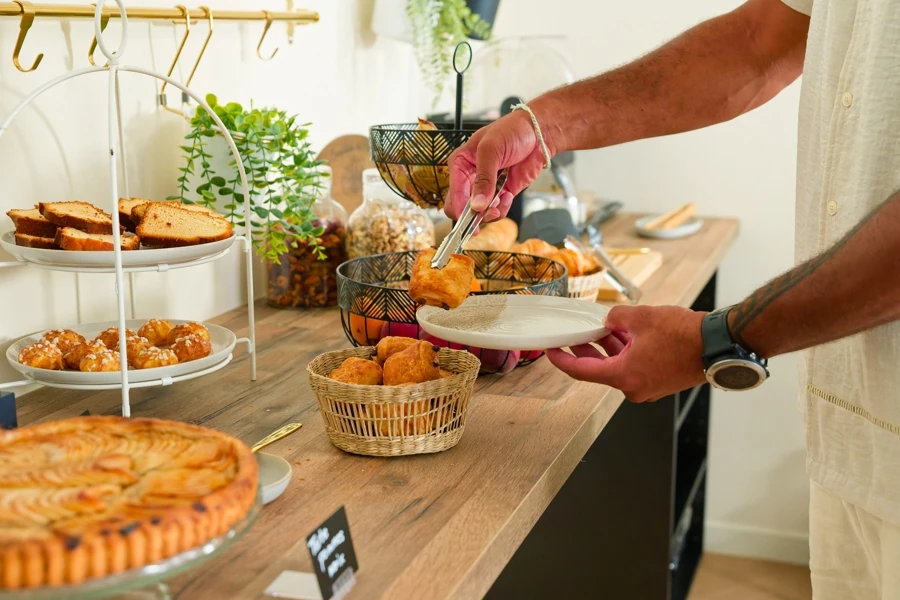 Buffet de petit-déjeuner avec viennoiseries, tartes et produits frais à l’Hôtel des Artistes à Chambéry